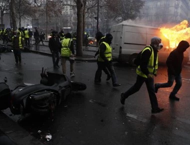 Τι είναι τα «κίτρινα γιλέκα» και γιατί εξεγέρθηκαν κατά του Μακρόν (βίντεο)